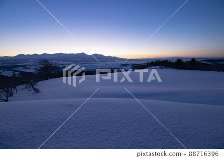 Hill of the snowy field 88716396