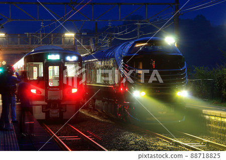 豪華列車和普通列車換乘 88718825