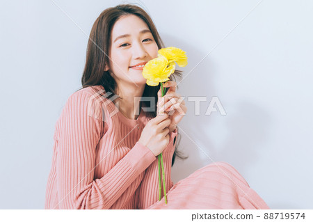 黃色花朵的女人 88719574