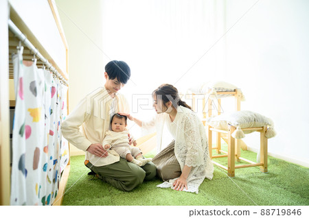 家庭在兒童房放鬆 背光廣角 家庭在兒童房放鬆 背光廣角 88719846