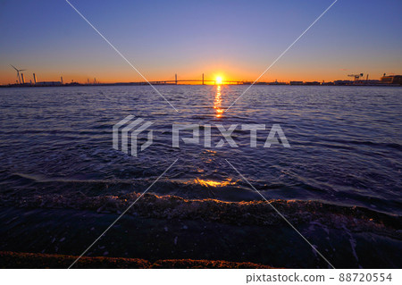 Yokohama morning (sunrise, bay bridge) 88720554
