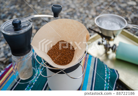 在戶外沖泡的咖啡 88722186