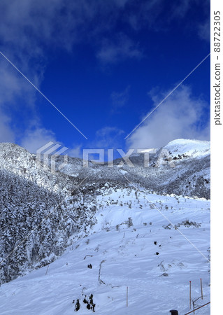 View from the tsubo garden of Mt. Kitayokodake in the midwinter 88722305