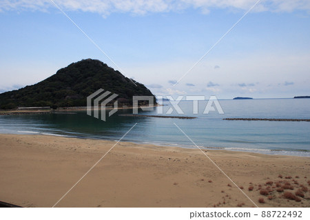 Kikugahama, a popular tourist spot in Hagi City, Yamaguchi Prefecture, has a white sand and blue pine coast and a beautiful seascape. Kikugahama, a popular tourist spot in Hagi City, Yamaguchi Prefecture, has a white sand and blue pine coast and a beautiful seascape. 88722492