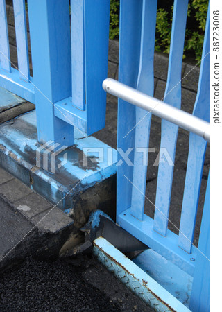 <Chiba Prefecture> Sidewalks that have been liquefied and have steps due to the effects of the Great East Japan Earthquake 88723008