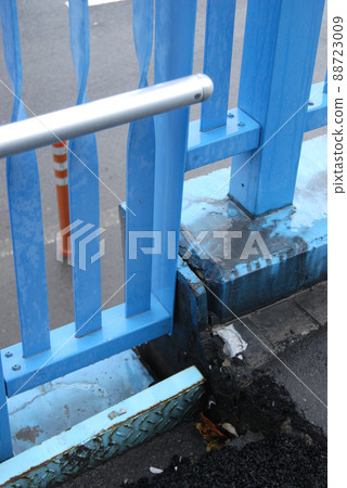<Chiba Prefecture> Sidewalks that have been liquefied and have steps due to the effects of the Great East Japan Earthquake 88723009