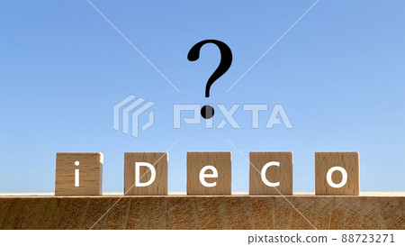 Five wooden cubes with the letters iDeCo and a question mark_blue sky Five wooden cubes with the letters iDeCo and a question mark_blue sky 88723271