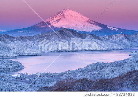 《神奈川縣》富士山和箱根蘆之湖/大觀山的雪景 88724038