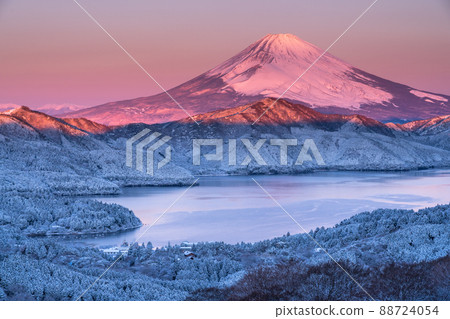 《神奈川縣》富士山和箱根蘆之湖/大觀山的雪景 88724054