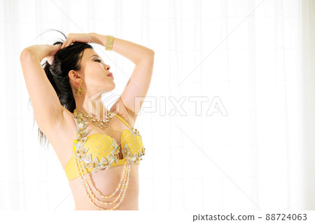 一個穿著性感服裝的女人舀起她的頭髮 88724063