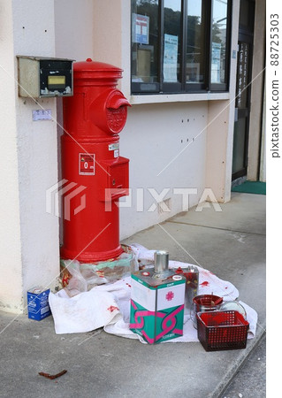 沖繩糸滿丸郵筒的風景（西崎地區，正在重新粉刷中） 88725303