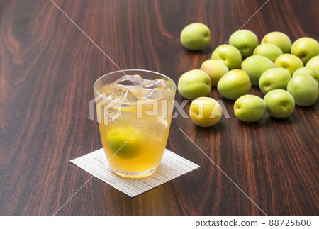 梅酒和梅果梅中海手工果酒梅汁酒精飲料圖片素材 88725600