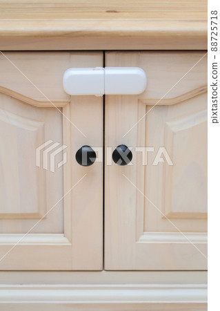 貼在電視板門上的嬰兒衛士 88725718