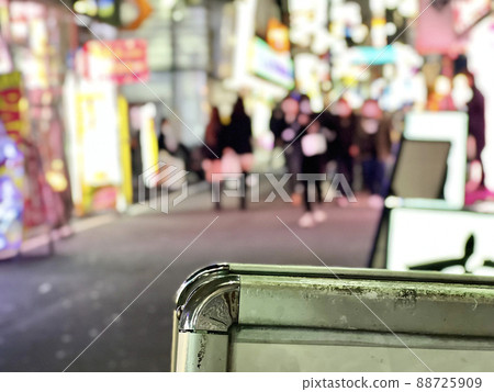 Blurred images and signboards of people walking in Kabukicho at night Blurred images and signboards of people walking in Kabukicho at night 88725909