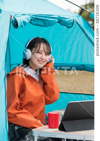 一個在單人營地享受流媒體服務的女人 一個在單人營地享受流媒體服務的女人 88726306