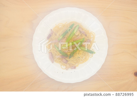 蘆筍培根意大利面渾濁，帶有溫熱的蒸汽 88726995