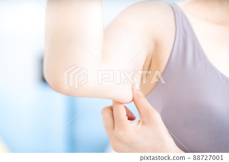 一位女士正在檢查上臂的鬆弛情況 [零件切割] 88727001