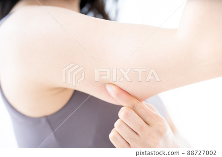 A woman checking the slack in her upper arm [Parts cut] 88727002