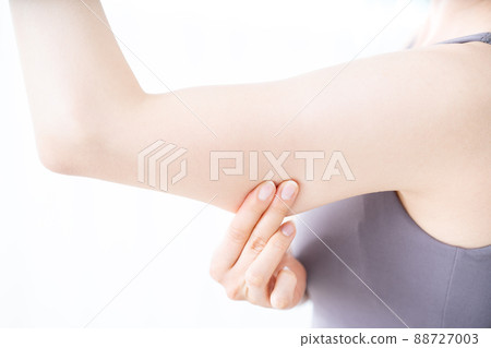 A woman checking the slack in her upper arm [Parts cut] 88727003