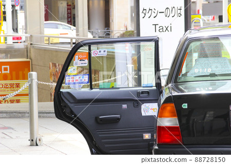 Taxi waiting for customers 88728150