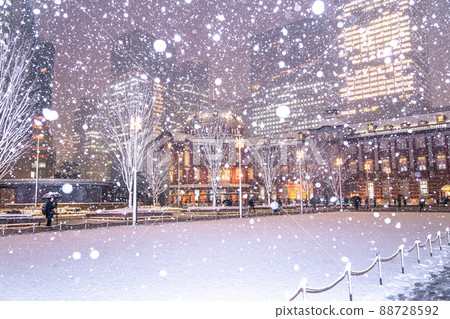 《Tokyo》 Snow scene Tokyo station, heavy snow warning city center 88728592