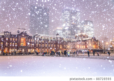 《Tokyo》 Snow scene Tokyo station, heavy snow warning city center 88728593