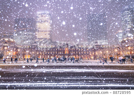 《Tokyo》 Snow scene Tokyo station, heavy snow warning city center 88728595