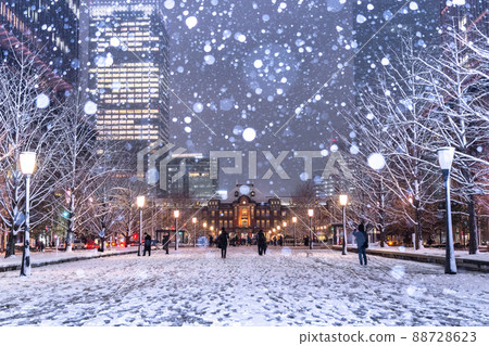 《Tokyo》 Snow scene Tokyo station, heavy snow warning city center 88728623