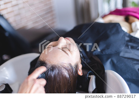 Hairdresser Cosmetologist Cosmetologist Shampooing woman 88729017