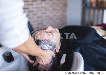 美髮師 美容師 美容師 洗頭的女人 88729018