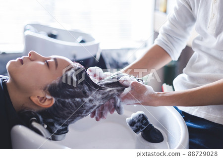 美髮師 美容師 美容師 洗頭的女人 88729028