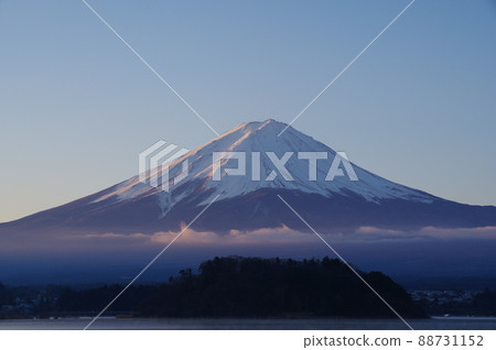 清晨從河口湖看到的冬天的富士山 88731152