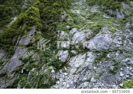October: Horizontal sidewalk of Kurobe Gorge in early autumn 88731608