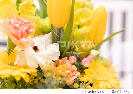 一組暖色花朵的照片 88731782