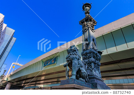 中央區、東京日本橋和獅子雕像的城市景觀 88732740