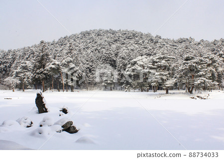 Motsuji Oizumi 是一個有雪的池塘 88734033