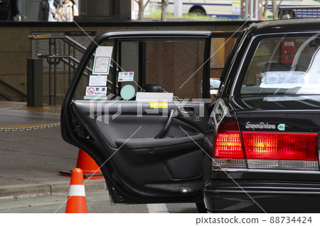 Taxi waiting for customers 88734424