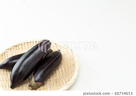 茄子在濾鍋白色背景 茄子在濾鍋白色背景 88734653