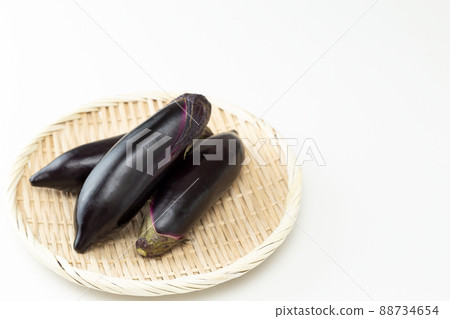 茄子在濾鍋白色背景 88734654