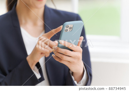 Women with smartphone parts cut 88734945