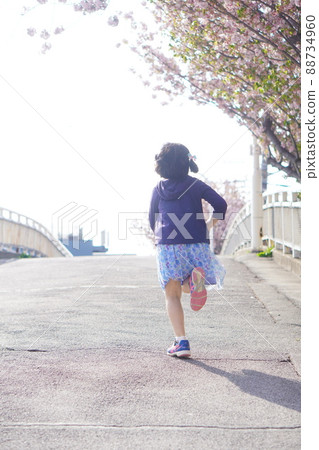 跑在櫻桃樹下的女孩 88734960