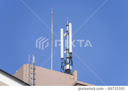 公寓屋頂上的手機基站智能手機基站 公寓屋頂上的手機基站智能手機基站 88735391