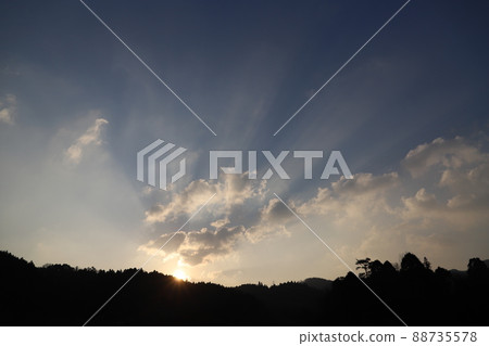 SDGs The beauty of the earth! Sky blue "single-lens reflex photography" illuminated by the brilliance of the sun and the light of the morning sun 88735578