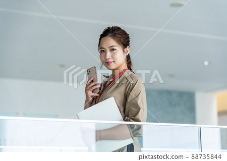 操作智能手機的女商人 88735844