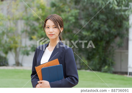 Women in their 20s business green background 88736091