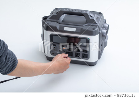 使用災難電池手機電池的男士手 88736113