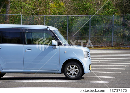 [停車場排隊的汽車]停車交通圖像 88737570