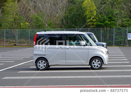 [停車場排隊的汽車]停車交通圖像 88737573