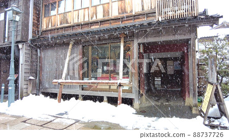 Snow scene in Kanazawa's Nishichaya district 88737726