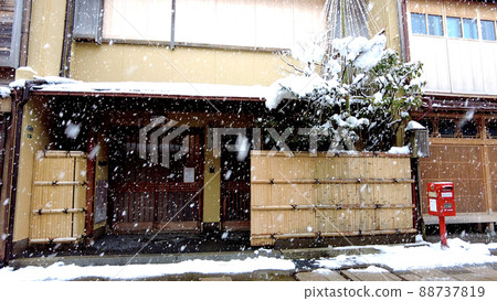 Snow scene in Kanazawa's Nishichaya district Snow scene in Kanazawa's Nishichaya district 88737819